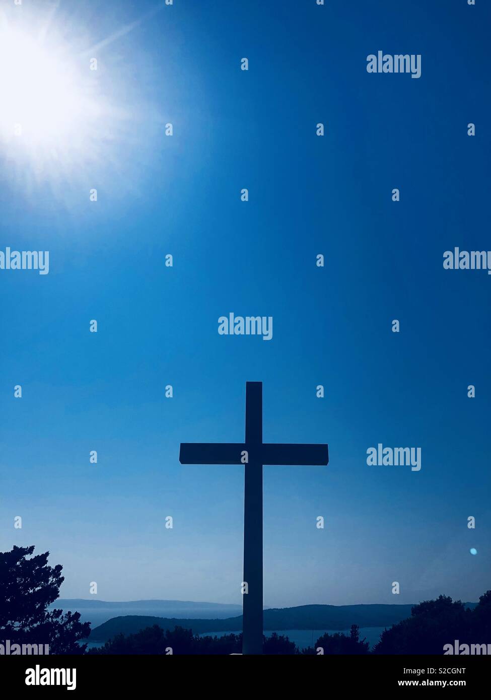 Cruz en la cima de la colina de Marjan, Split, Croacia en el sol del mediodía. Foto de stock