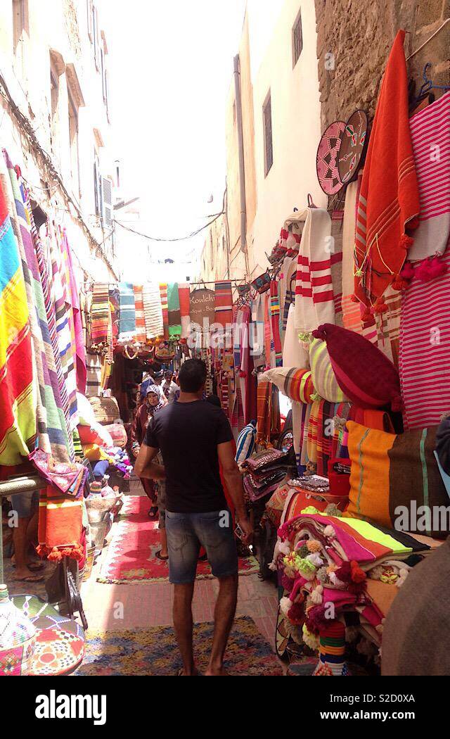 Hombre marroquí en pantalones cortos fotografías e imágenes de alta  resolución - Alamy