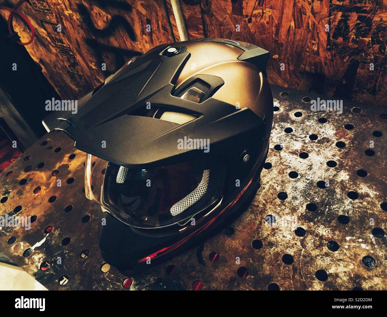 Casco de motocicleta de placa de metal duro Foto de stock