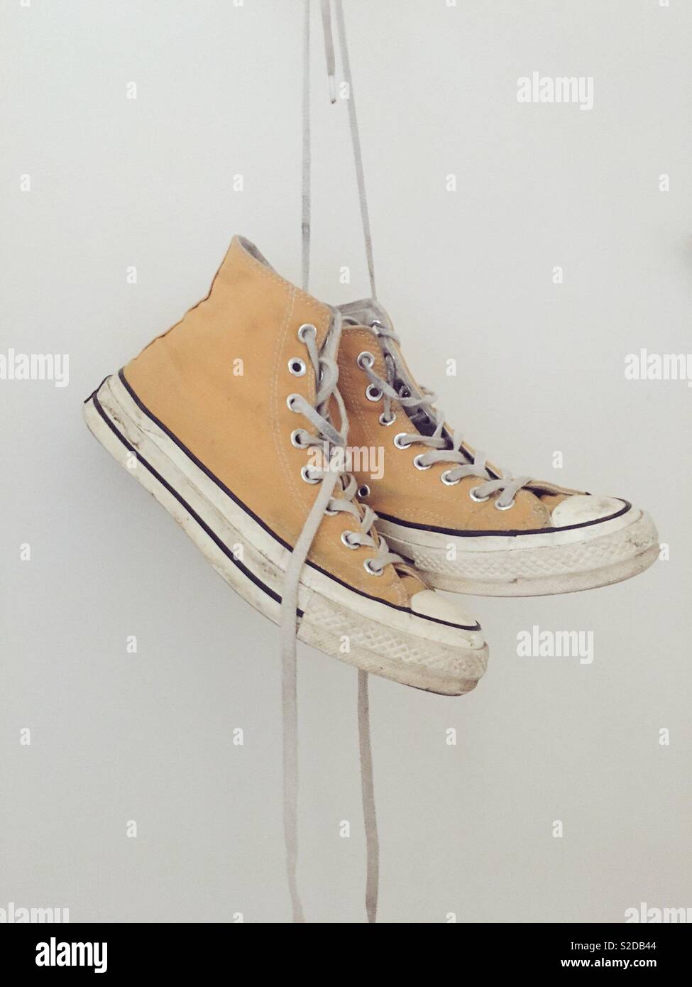 Converse sucias Fotografía de stock - Alamy