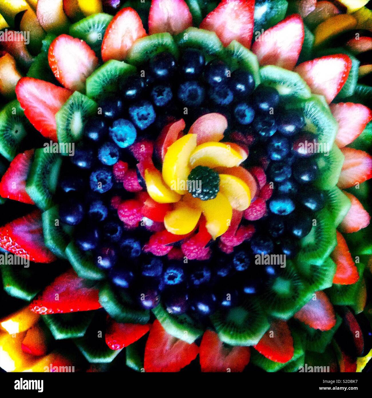 Plato de frutas en forma de flor Foto de stock