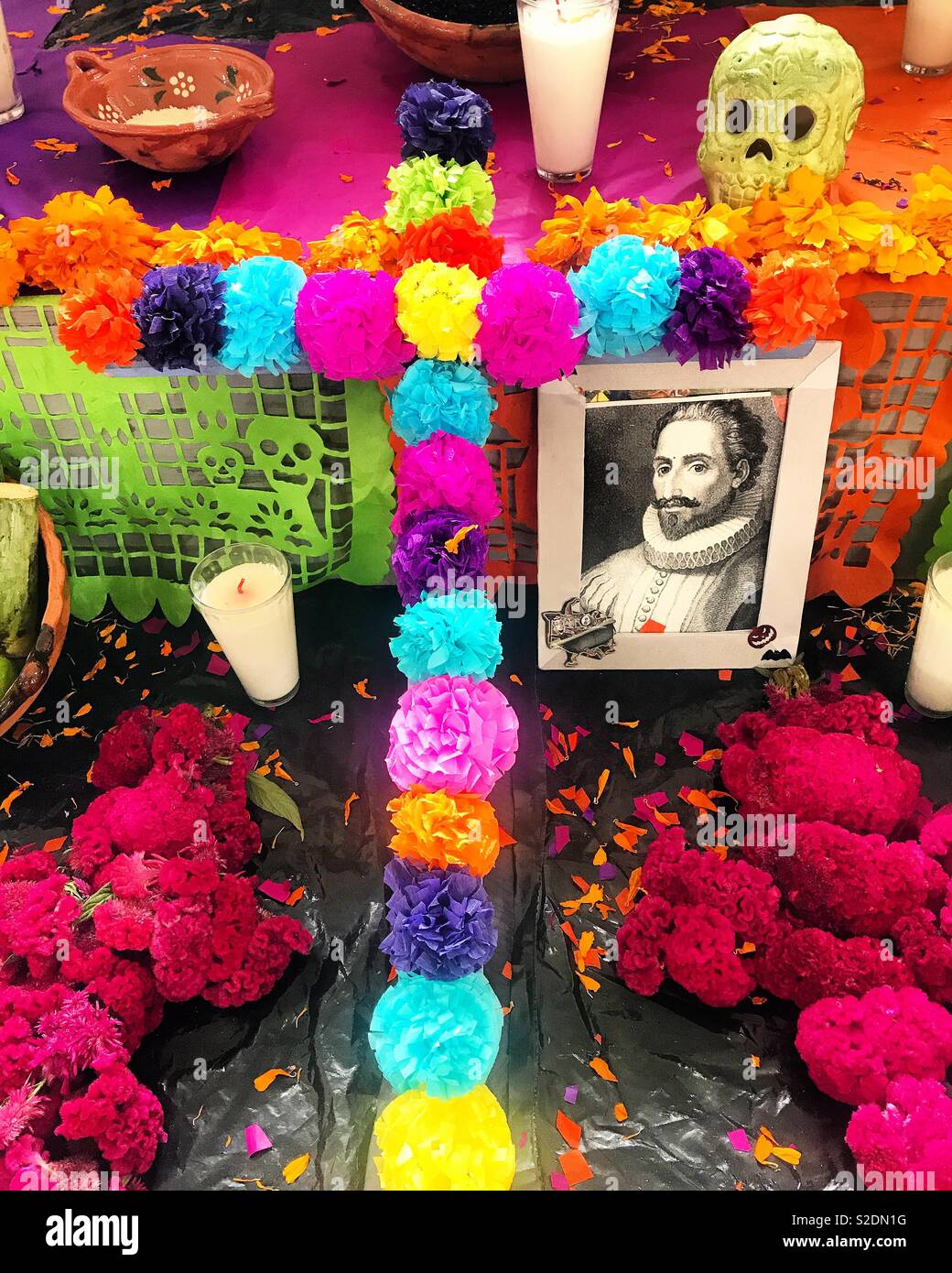 Una cruz hecha con flores de papel y un retrato de un difunto mexicano  histórico decorar un altar durante las celebraciones del Día de los Muertos  en Coyoacán, México Fotografía de stock -