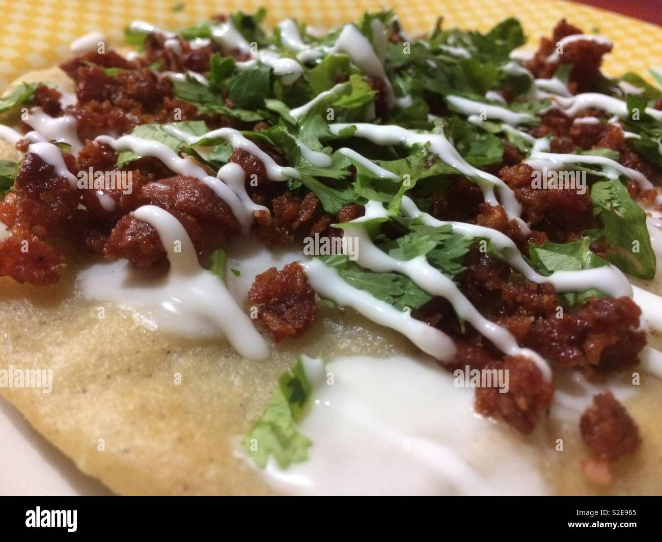 La Comida Mexicana Conocida Como Huaraches Con El Maiz Chorizo Queso Y Cebolla Fotografia De Stock Alamy