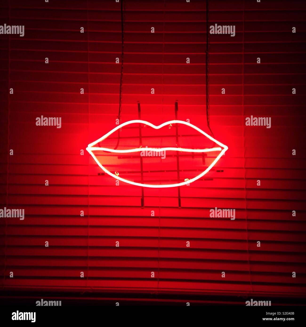 Los labios de neón, labios, signo de neón, noche Foto de stock