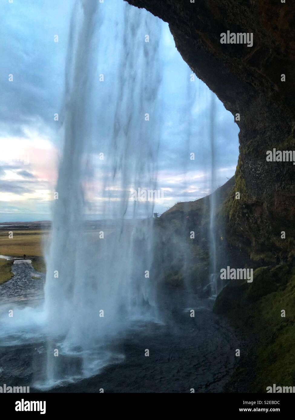 En Islandia, se puede caminar por detrás de las cascadas. Foto de stock