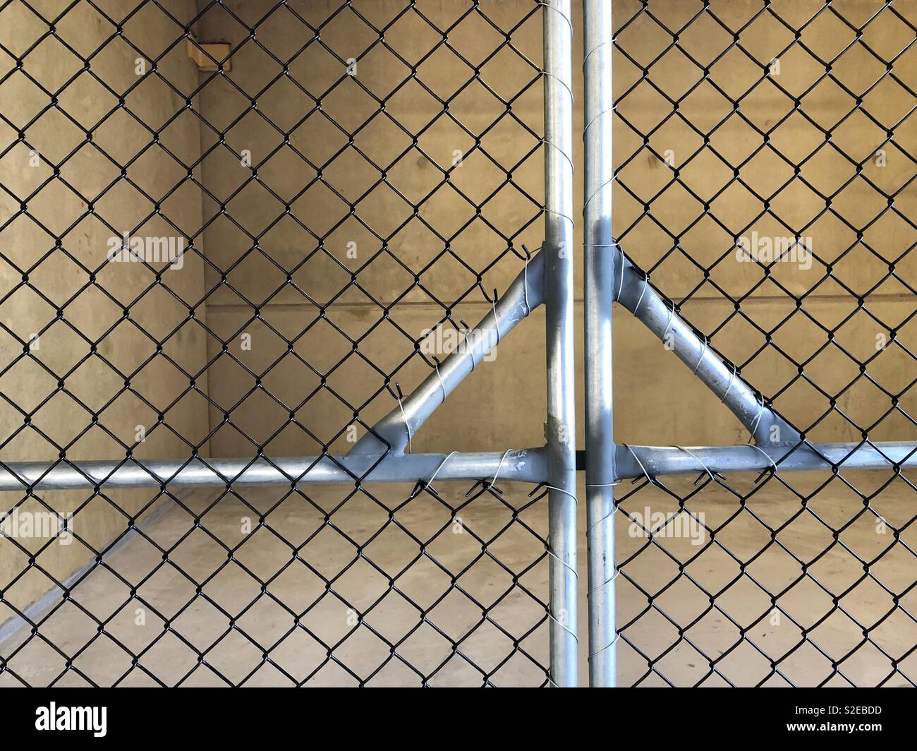Puerta de alambre Fotografía de stock - Alamy