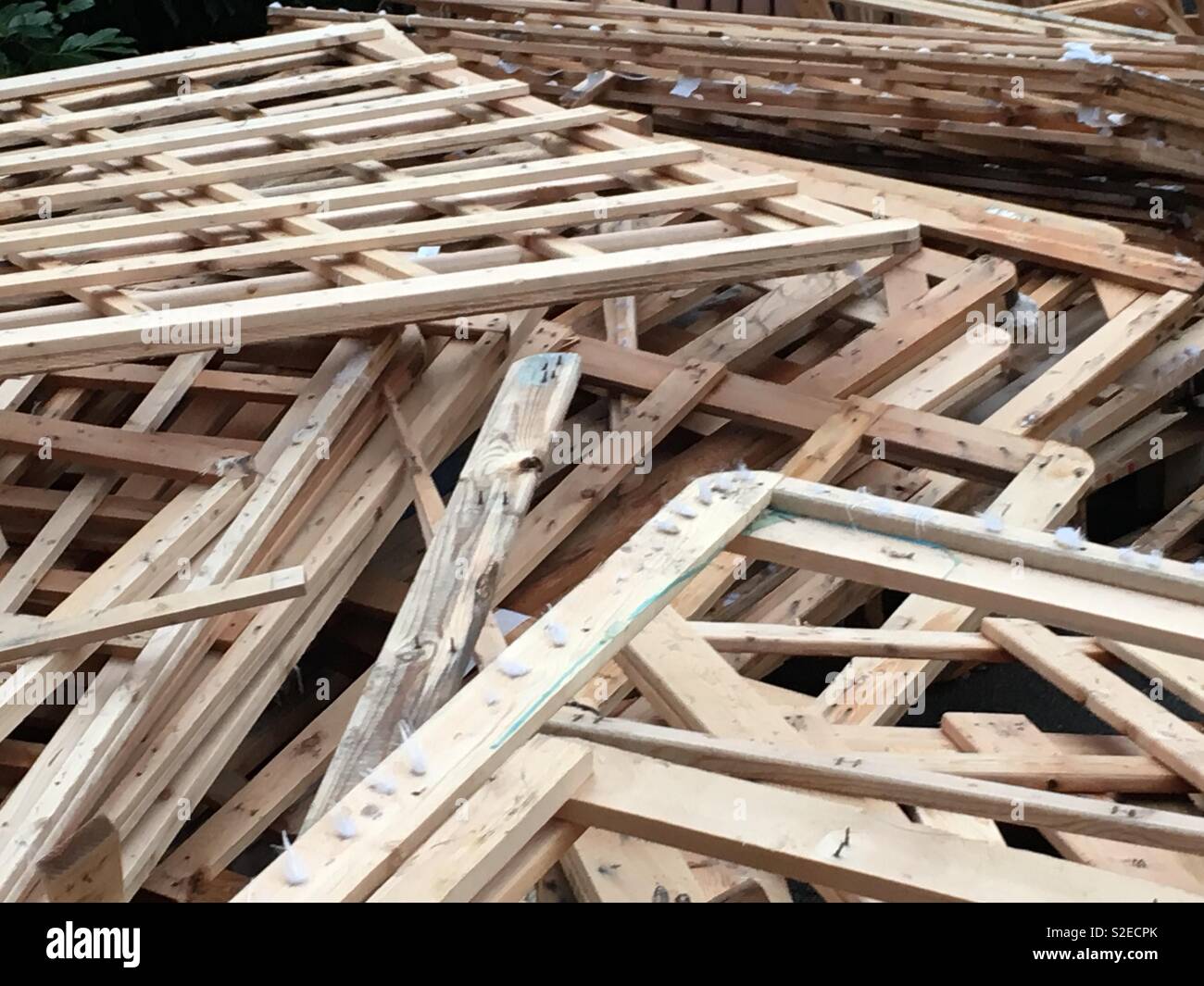 Colchones viejos marcos convertido en madera reciclada para proyectos  Fotografía de stock - Alamy