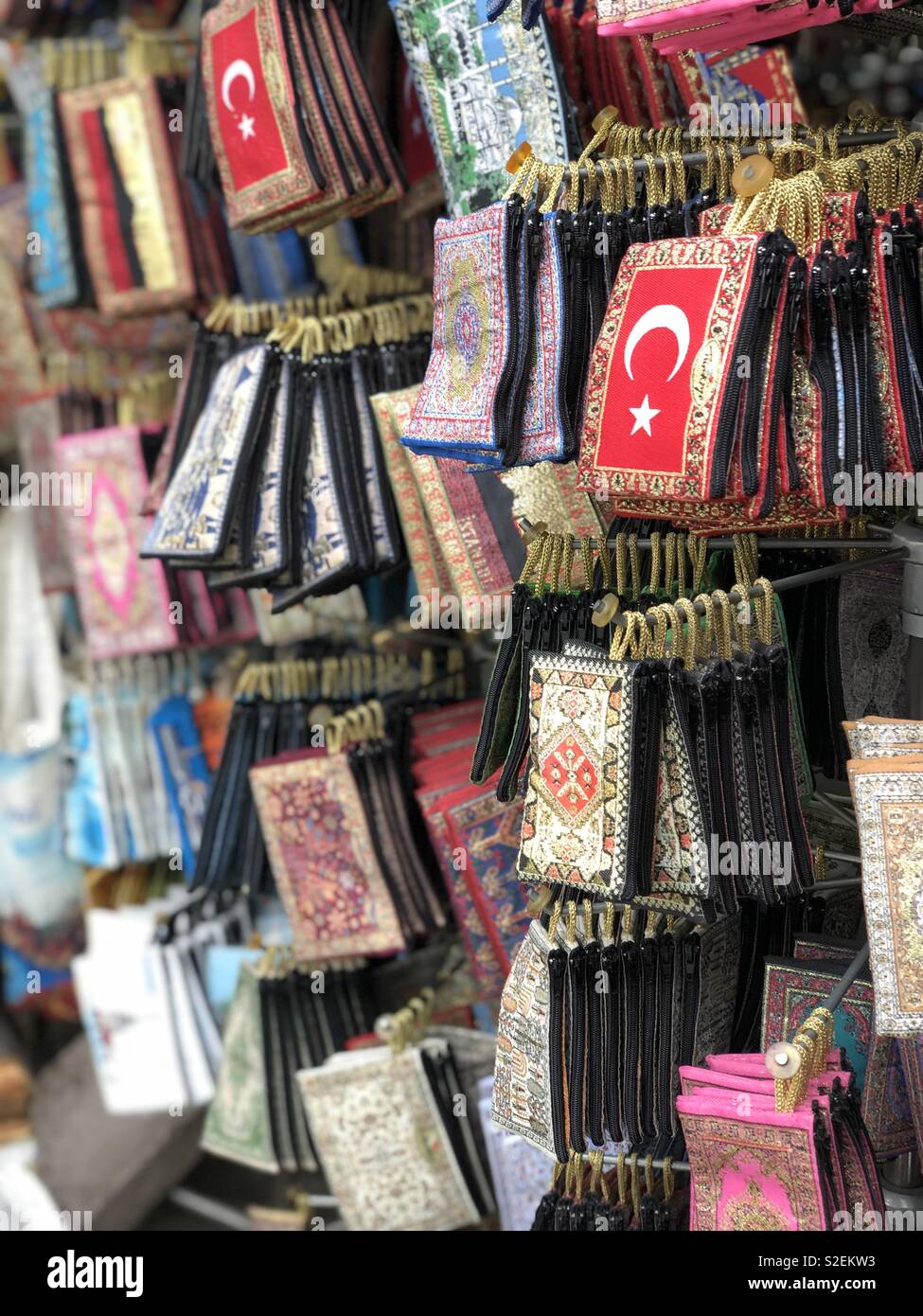 Muchas billeteras con diseño oriental en una tienda de recuerdos de Estambul, Turquía Foto de stock