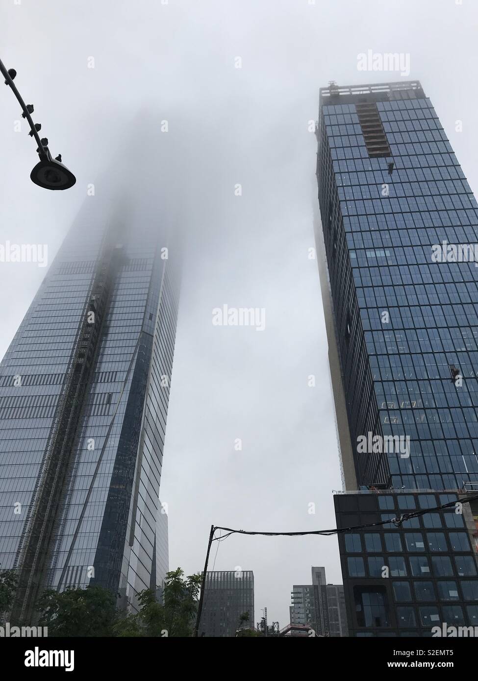 Imagen de dos rascacielos en la Ciudad de Nueva York, cubiertas por la niebla Foto de stock