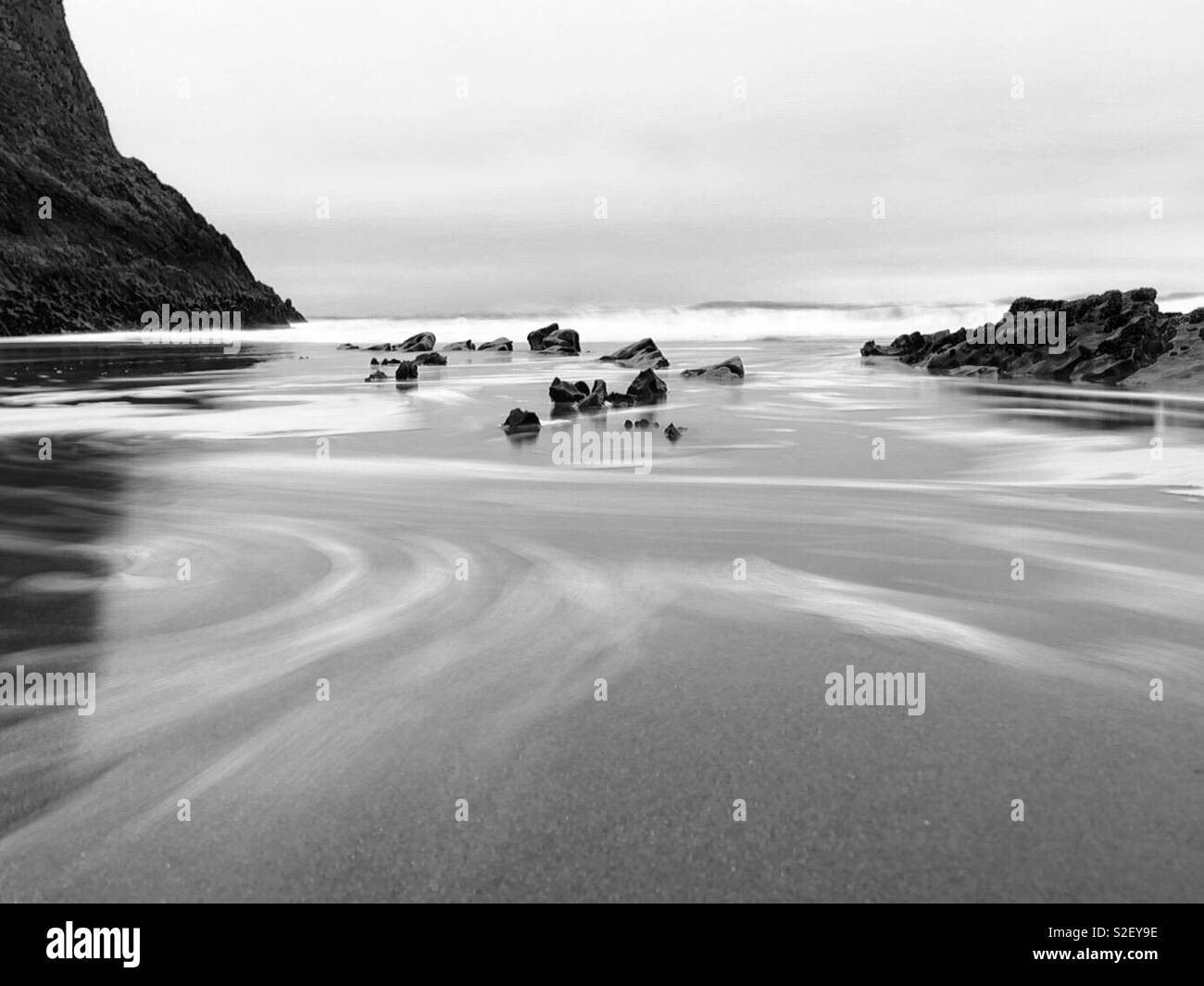 Marea entrante en una playa de surf galés, Noviembre. Foto de stock