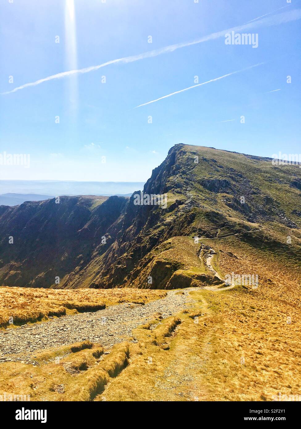 Se quebró el camino Cader Idris,en la bella Snowdonia,Norte de Gales Foto de stock