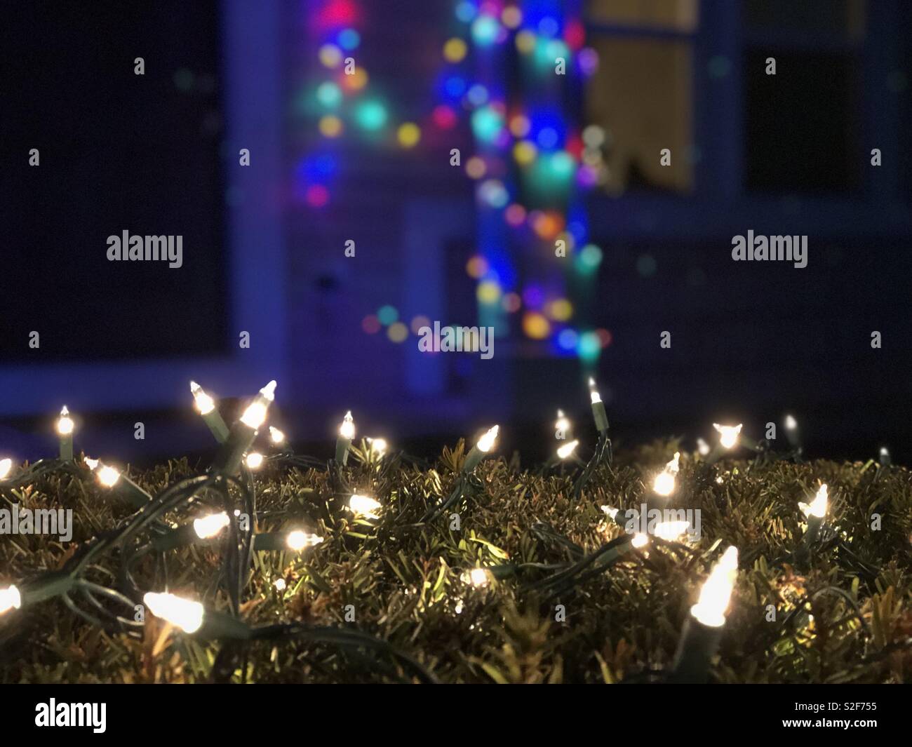 Decoración de Navidad exterior luces de cadena Foto de stock