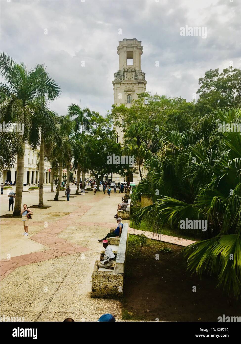 Paseo con palmeras hasta el edificio de estilo colonial con un mirador en La Habana, Cuba Foto de stock