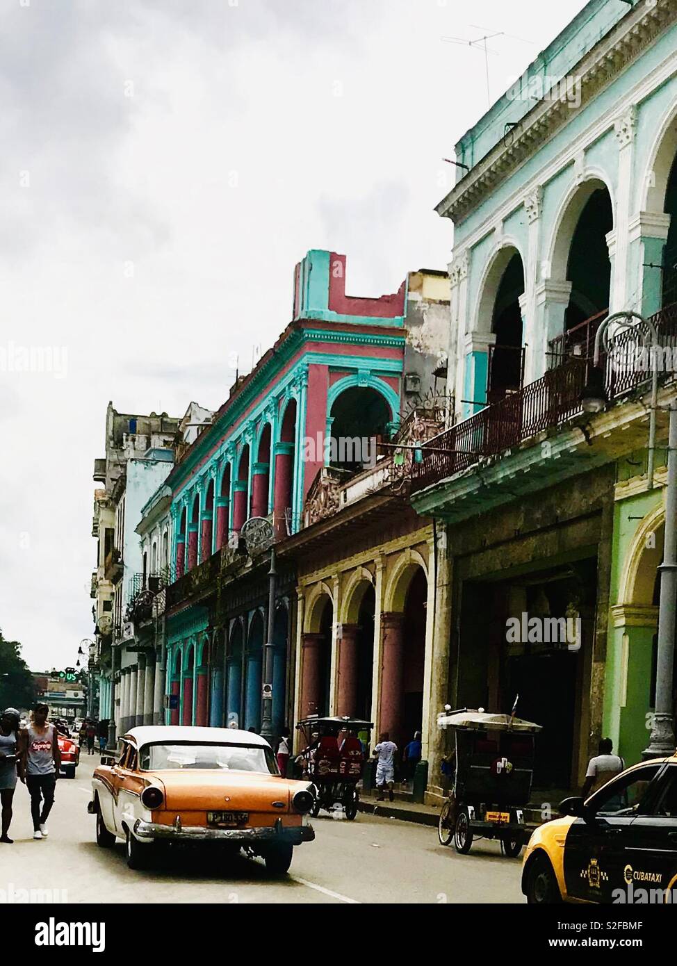 El ajetreo y el bullicio de la colorida ciudad de La Habana, Cuba Foto de stock