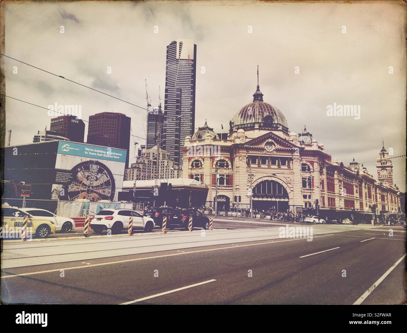 La estación de tren de Flinders Street Melbourne y Torre Eureka Australia Foto de stock