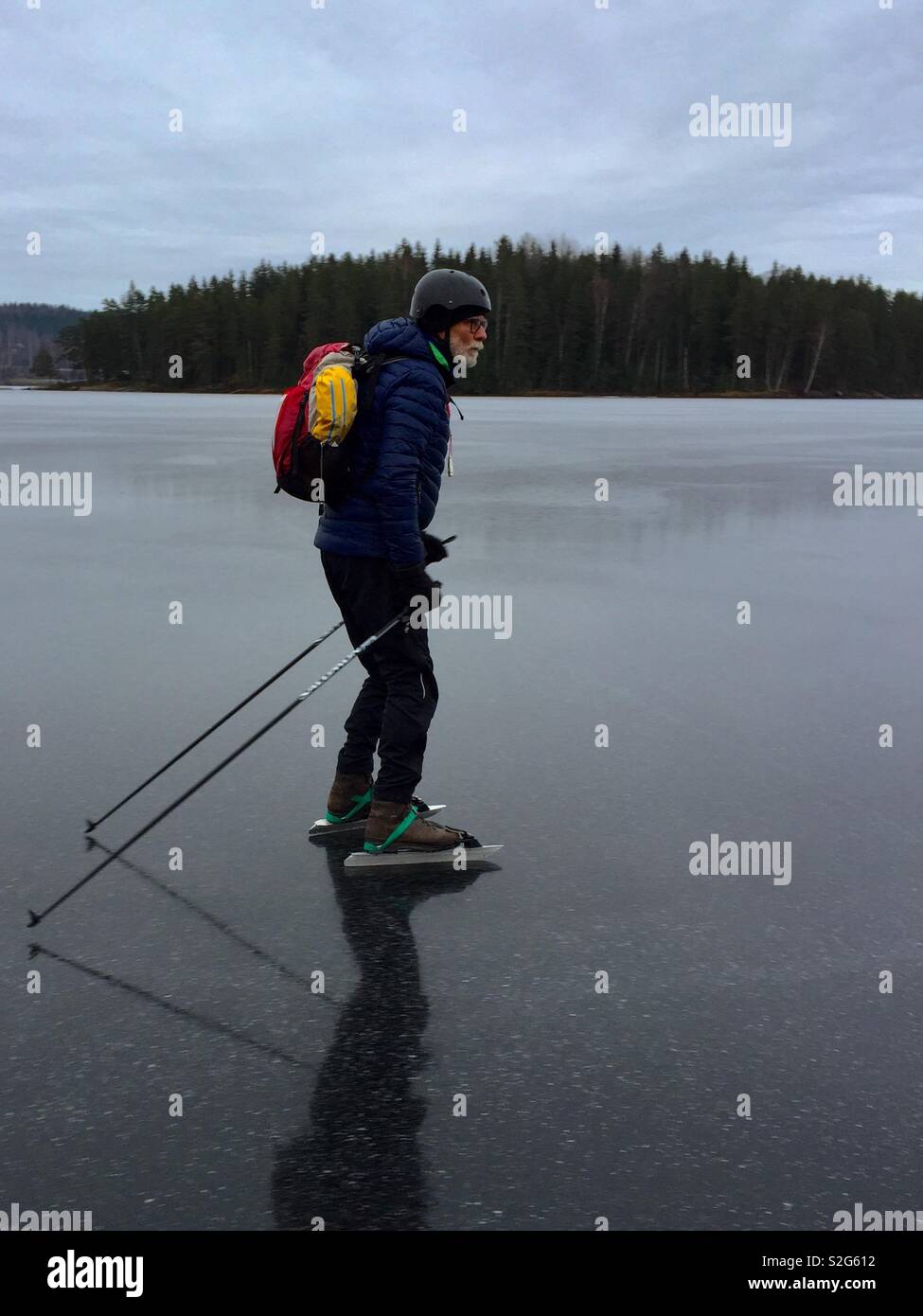 Patinar sobre hielo en el lago congelado. Foto de stock