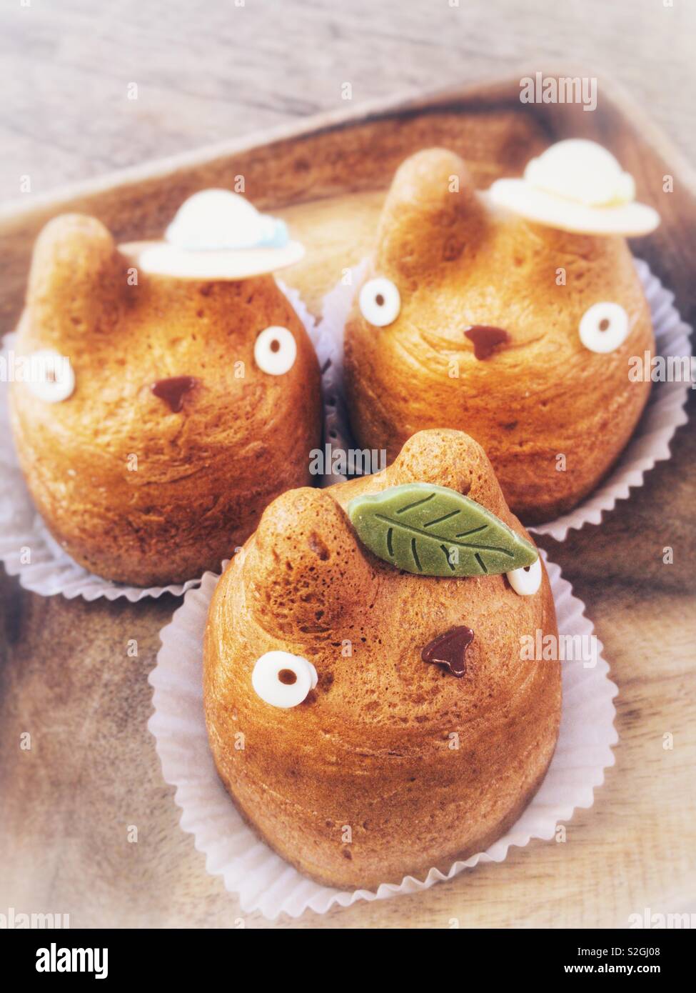 Totoro cream puffs en crema ShiroHige Puff Factory café en Tokio Fotografía de stock Alamy