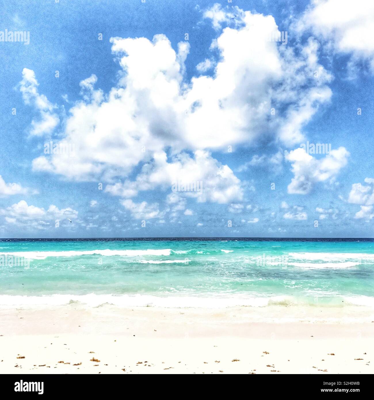 Hinchadas nubes blancas por encima del océano. Barbados. Foto de stock