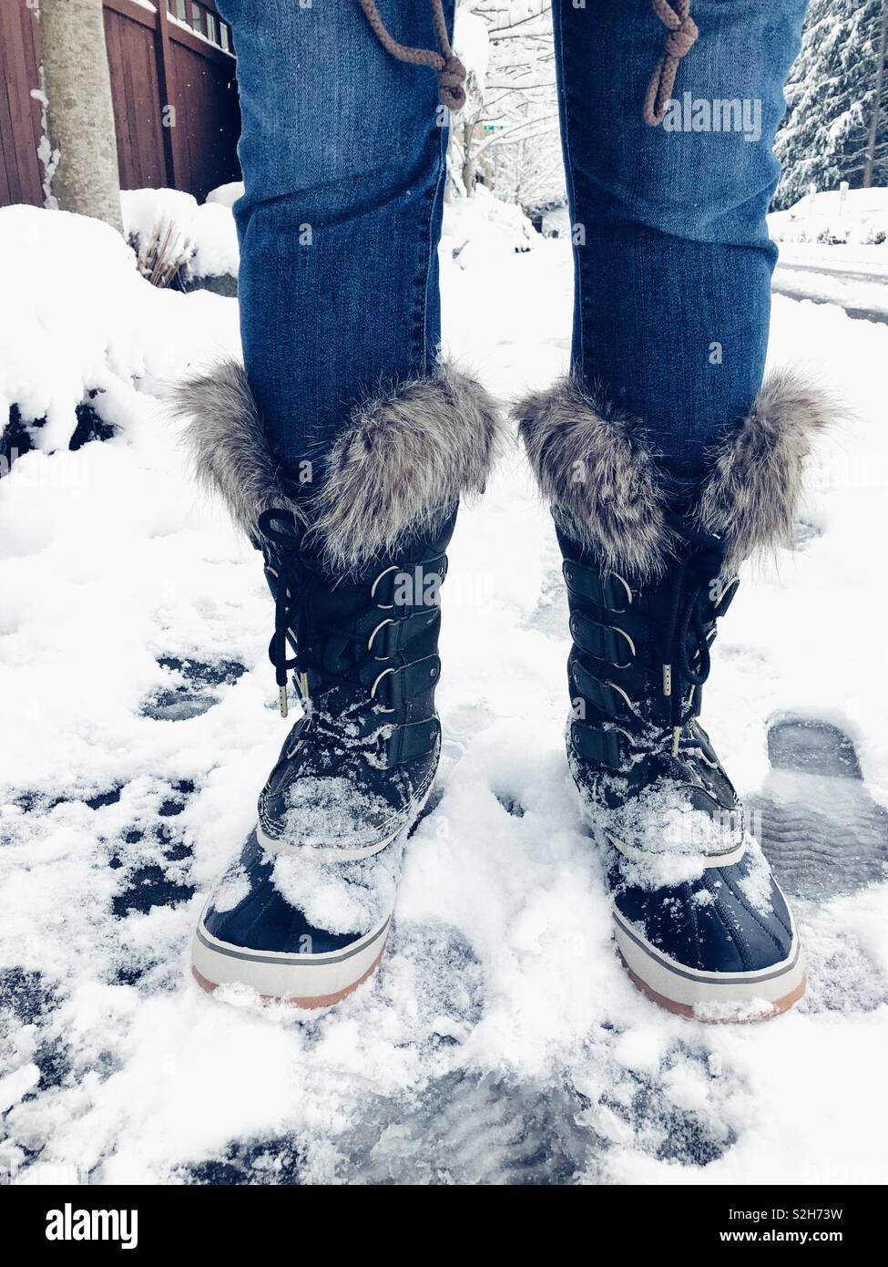 Estas botas se hicieron para caminar! En la nieve Fotografía de stock -  Alamy