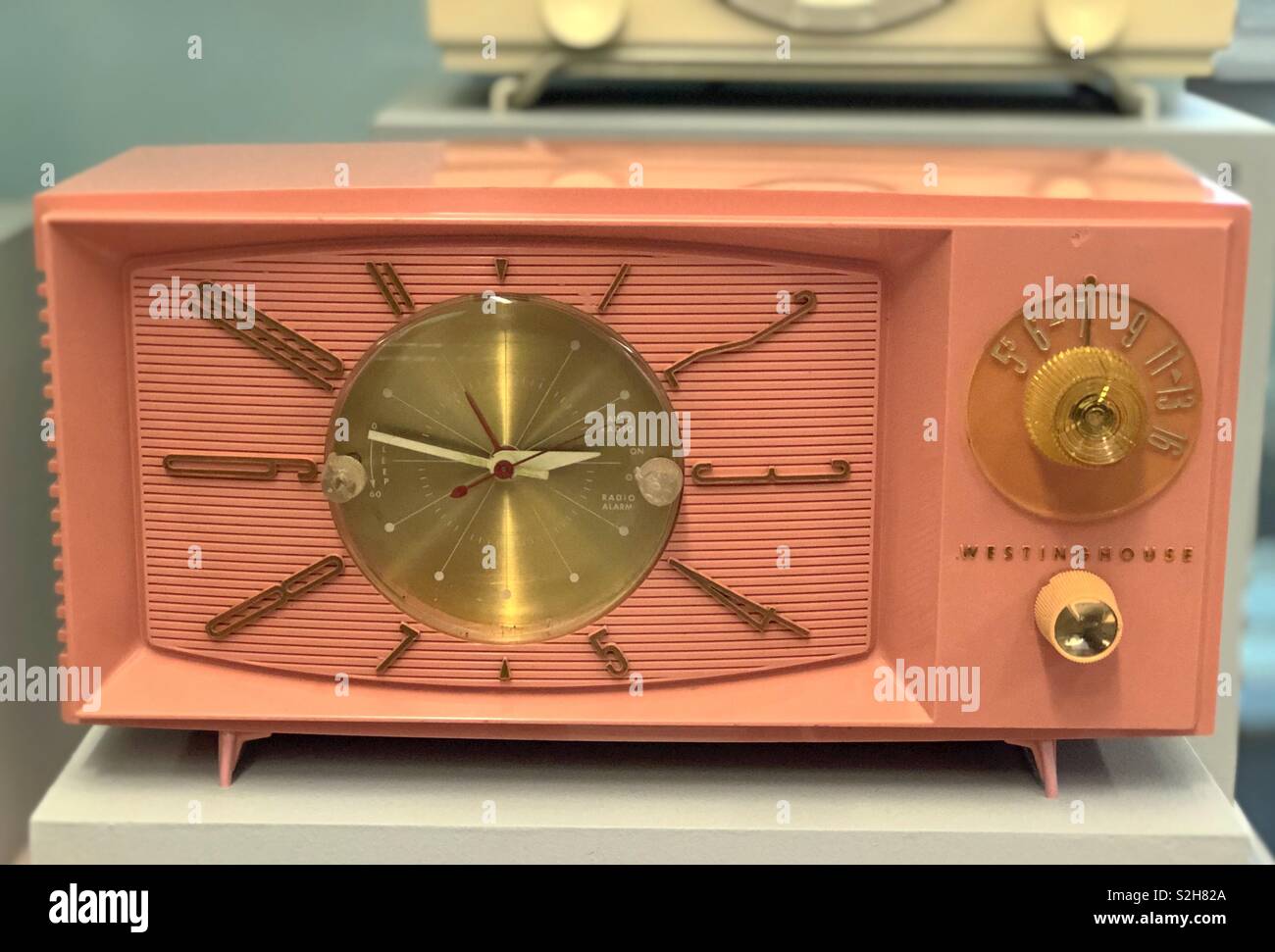 Una década de 1950 Westinghouse de plástico de la radio Fotografía de stock  - Alamy