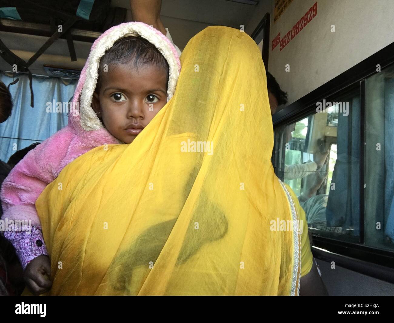 Mujer y niño en autobús local en la India Foto de stock