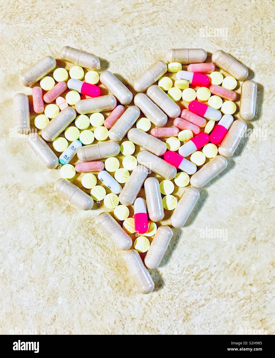 Día de San Valentín corazón de píldoras de diferentes colores, incluyendo rojo blanco y rosado. Foto de stock