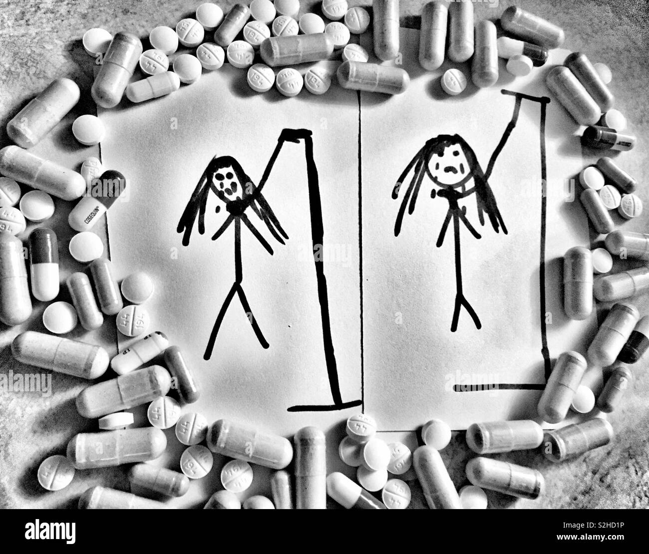 Tragedia: concepto de adolescente femenina suicidio por ahorcamiento y sobredosis de drogas utilizando crudo verdugo dibujos y variedad de píldoras en blanco y negro Foto de stock