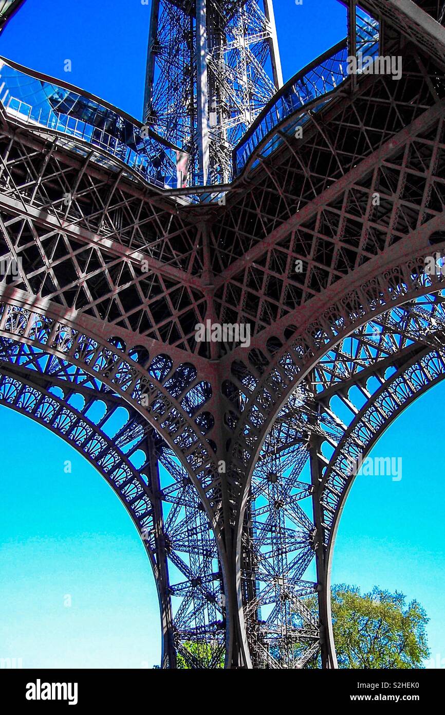 La Torre Eiffel desde abajo, mirando hacia arriba Foto de stock