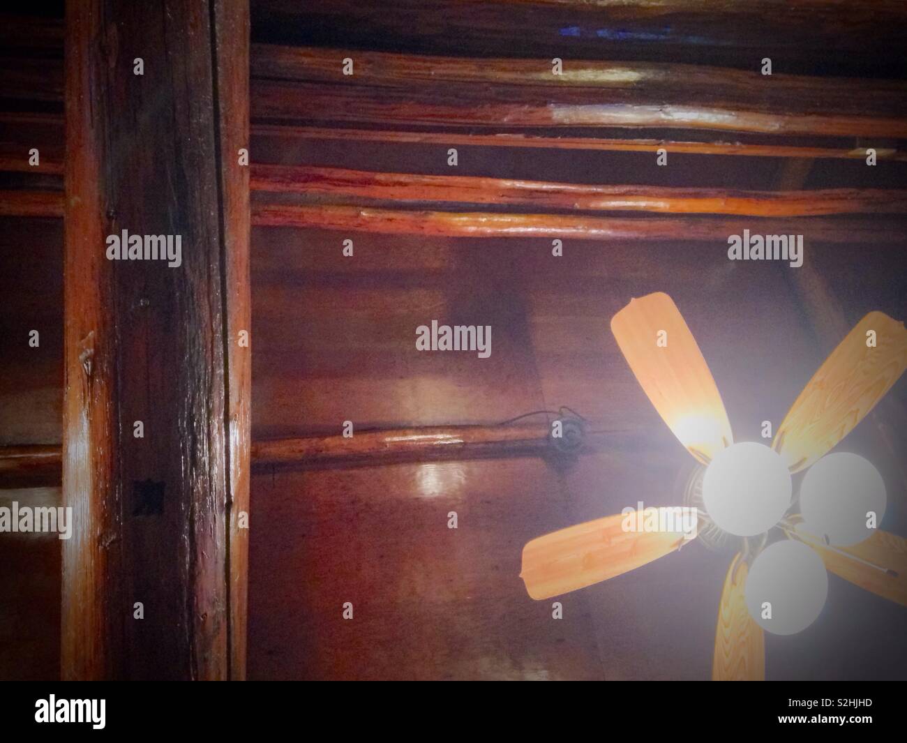 Pasarela y vigas de madera en vista mirando al techo de la cabina Foto de stock