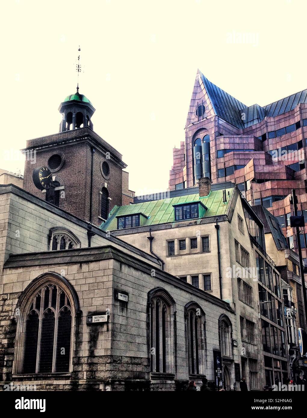 El antiguo y el nuevo. El siglo XVII San Olave Hart Street iglesia en primer  plano con la moderna arquitectura neogótica del edificio detrás de la  Catedral, en Londres, Inglaterra Fotografía de