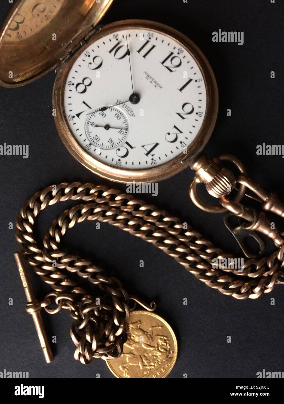 https://c8.alamy.com/compes/s2j66g/vintage-waltham-equidad-oro-reloj-de-bolsillo-con-cadena-de-oro-y-soberana-s2j66g.jpg
