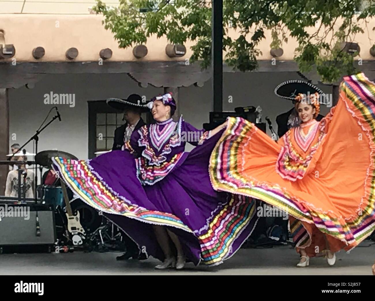 Mujeres bailando en trajes típicos mexicanos Fotografía de stock - Alamy