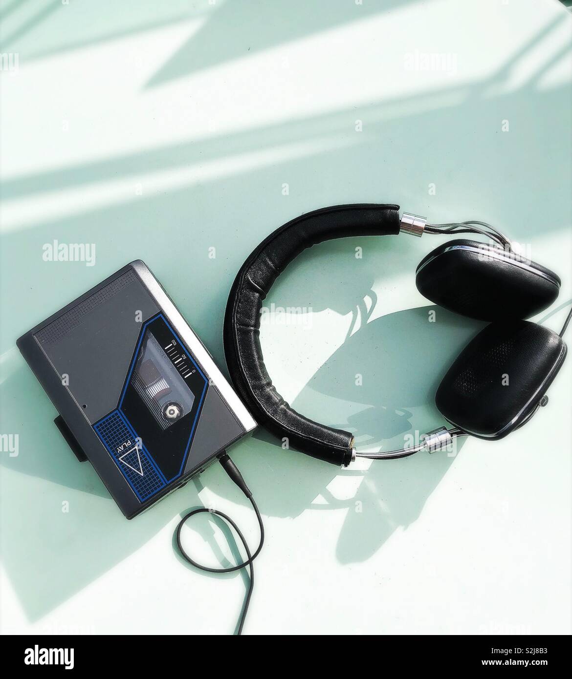 Reproductor de casete estéreo personal y de auriculares. Foto de stock