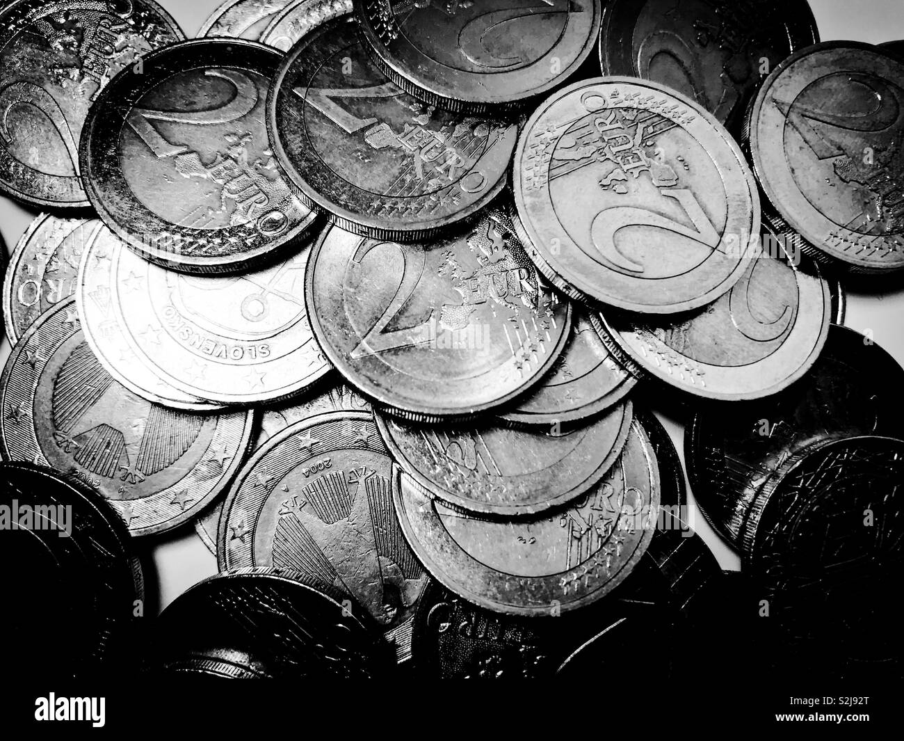 Montón de monedas de dos euros - blanco y negro Foto de stock