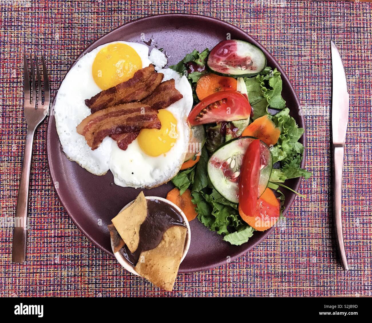 Un desayuno con huevos fritos y una ensalada de Jaguar en Yuú restaurante  en Oaxaca, México Fotografía de stock - Alamy