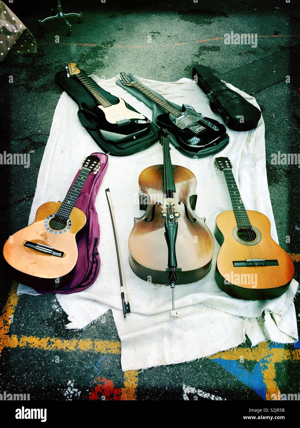 Segunda mano instrumentos de cuerda Guitarras y violín, chelo a la venta en  mercado de pulgas Fotografía de stock - Alamy