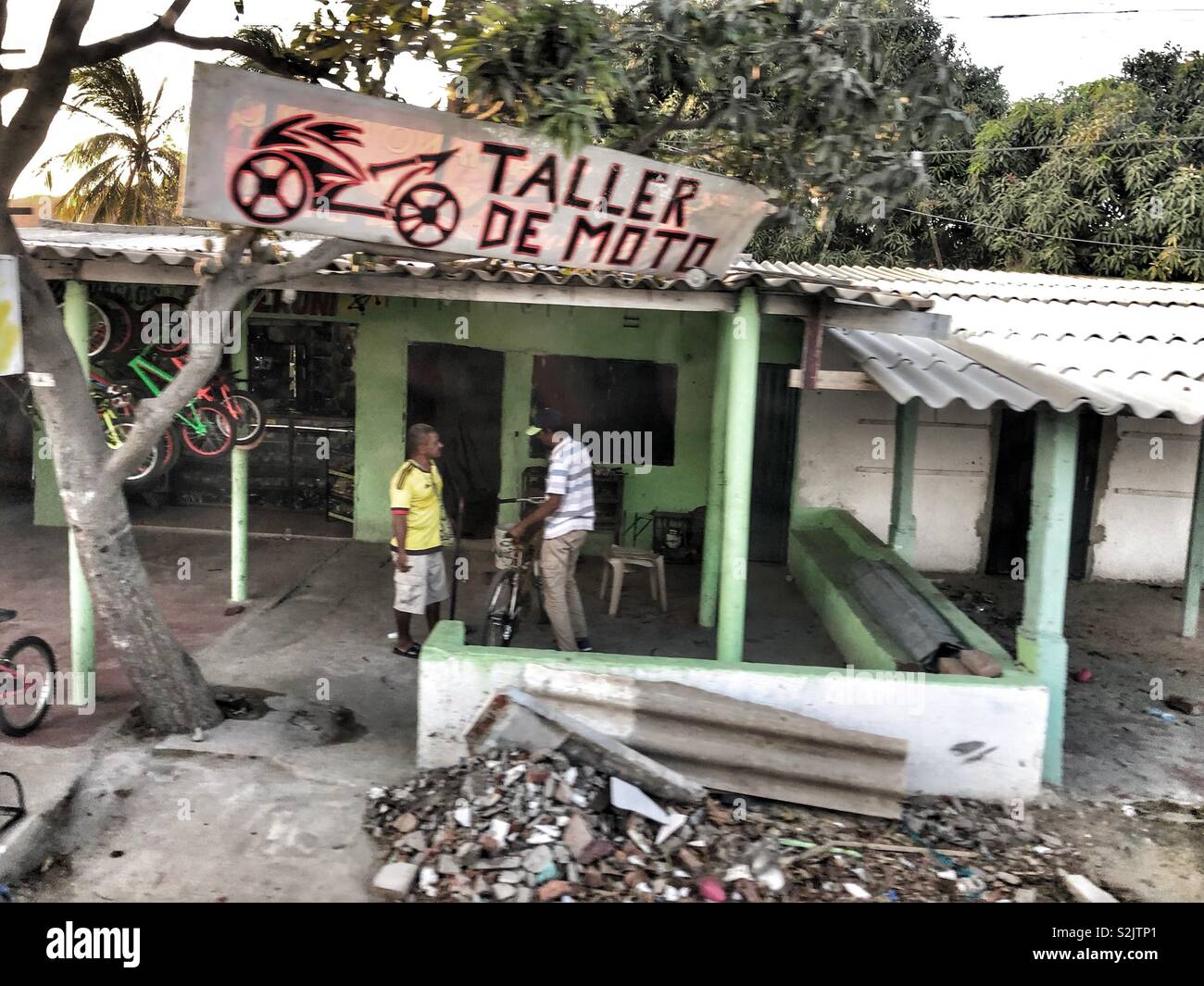 Taller de reparación de bicicletas de carretera en Santa Marta, Colombia  Fotografía de stock - Alamy