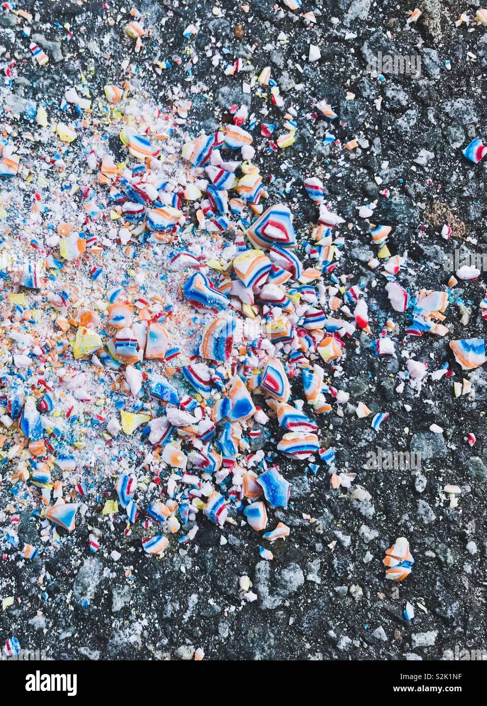 Colorido aplastado jawbreaker candy sobre pavimento Foto de stock