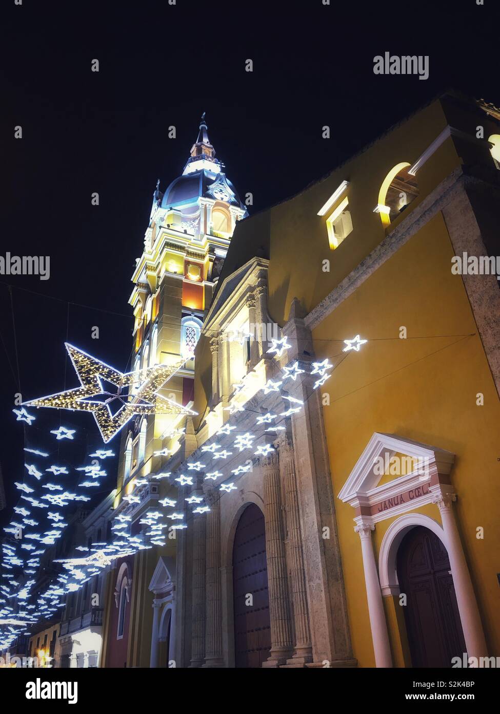 Casco Antiguo iluminado de Cartagena, Colombia. Foto de stock