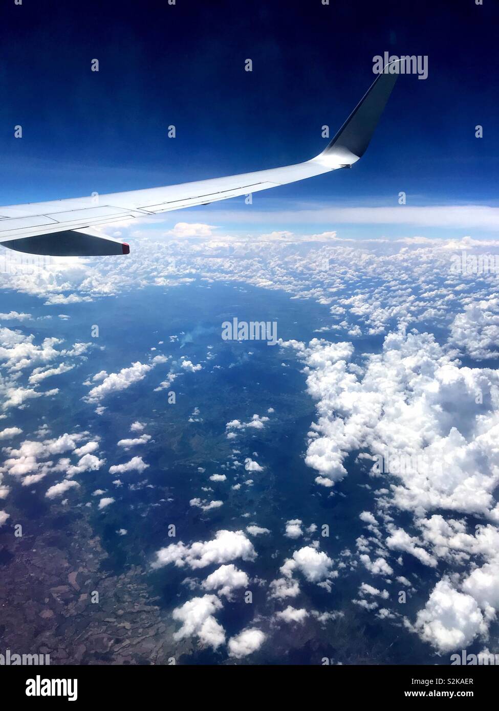 Ver la tierra desde el interior de un avión Foto de stock