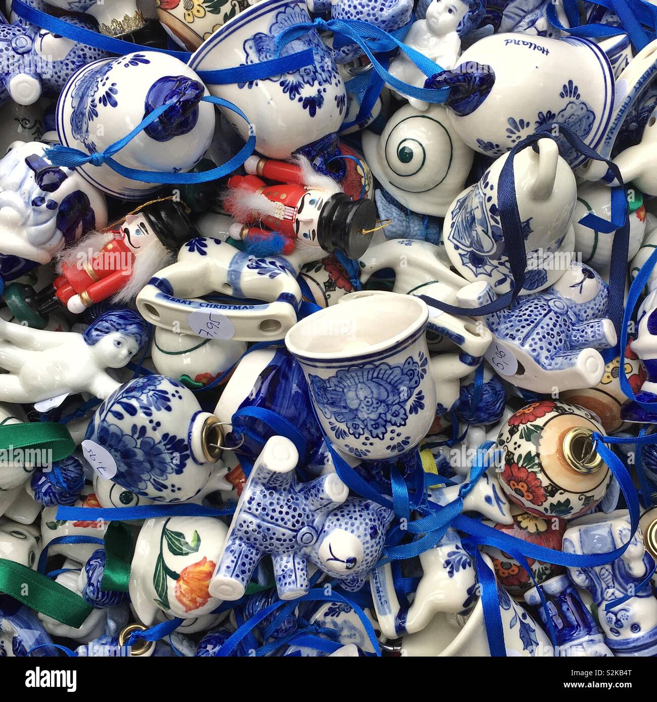 Azul y blanco recuerdos de china en el mercado de Amsterdam Foto de stock