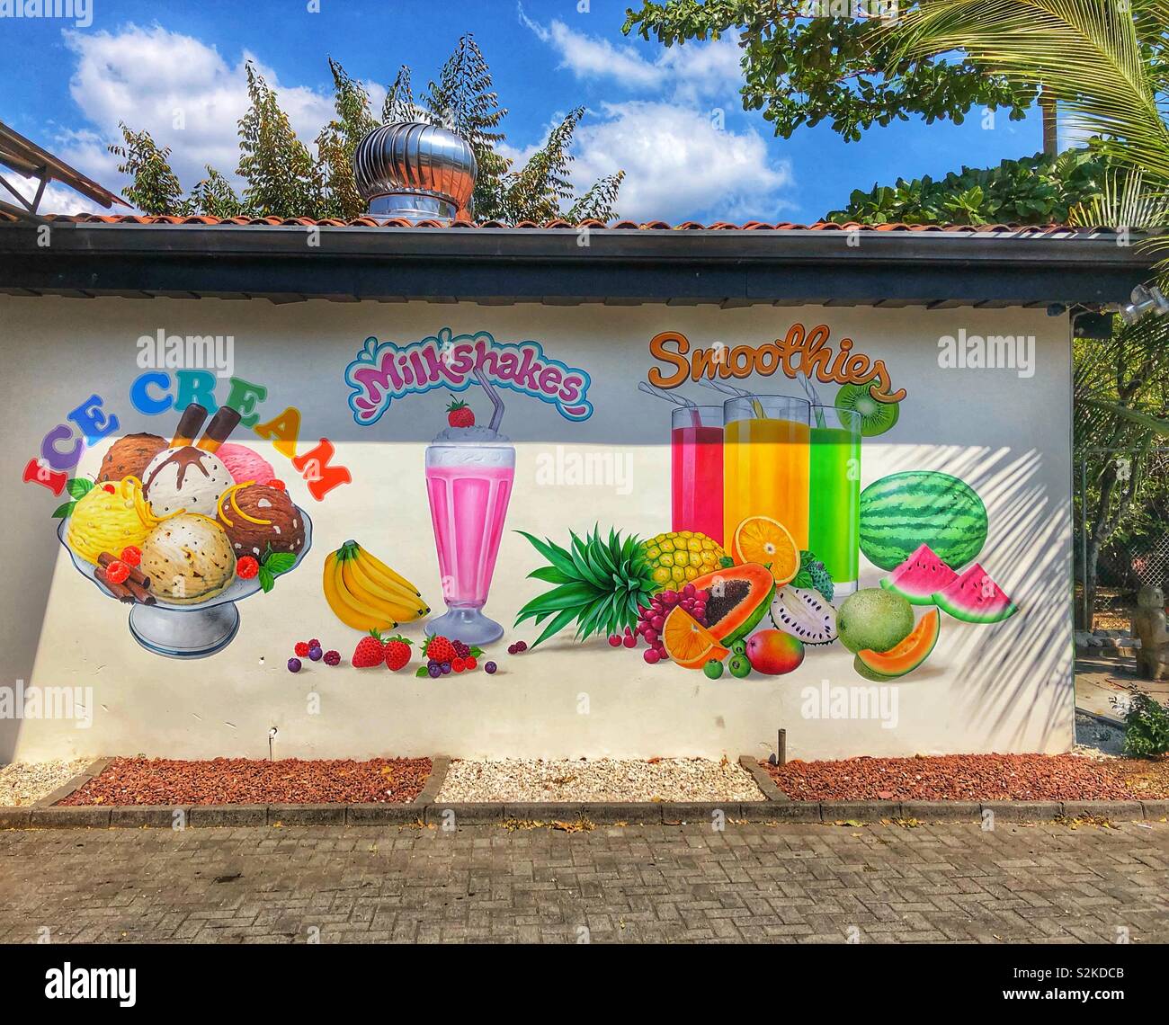 Brillante y colorido mural sobre el lado de una tienda de helados. Foto de stock