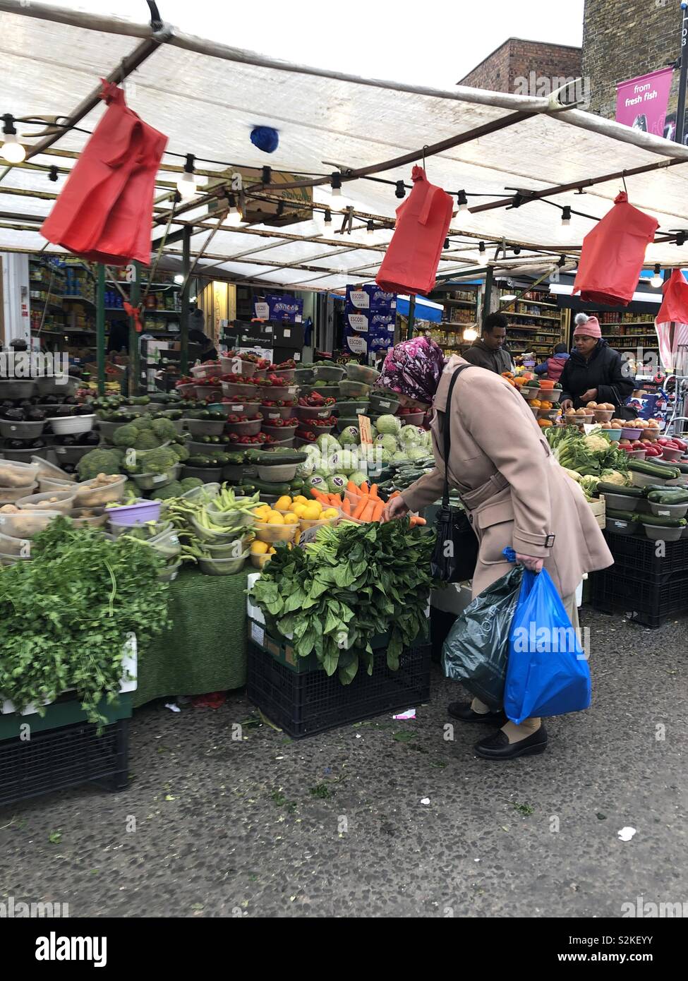 Mujer comprar verdura en Ridley Road Market que es un mercado ...