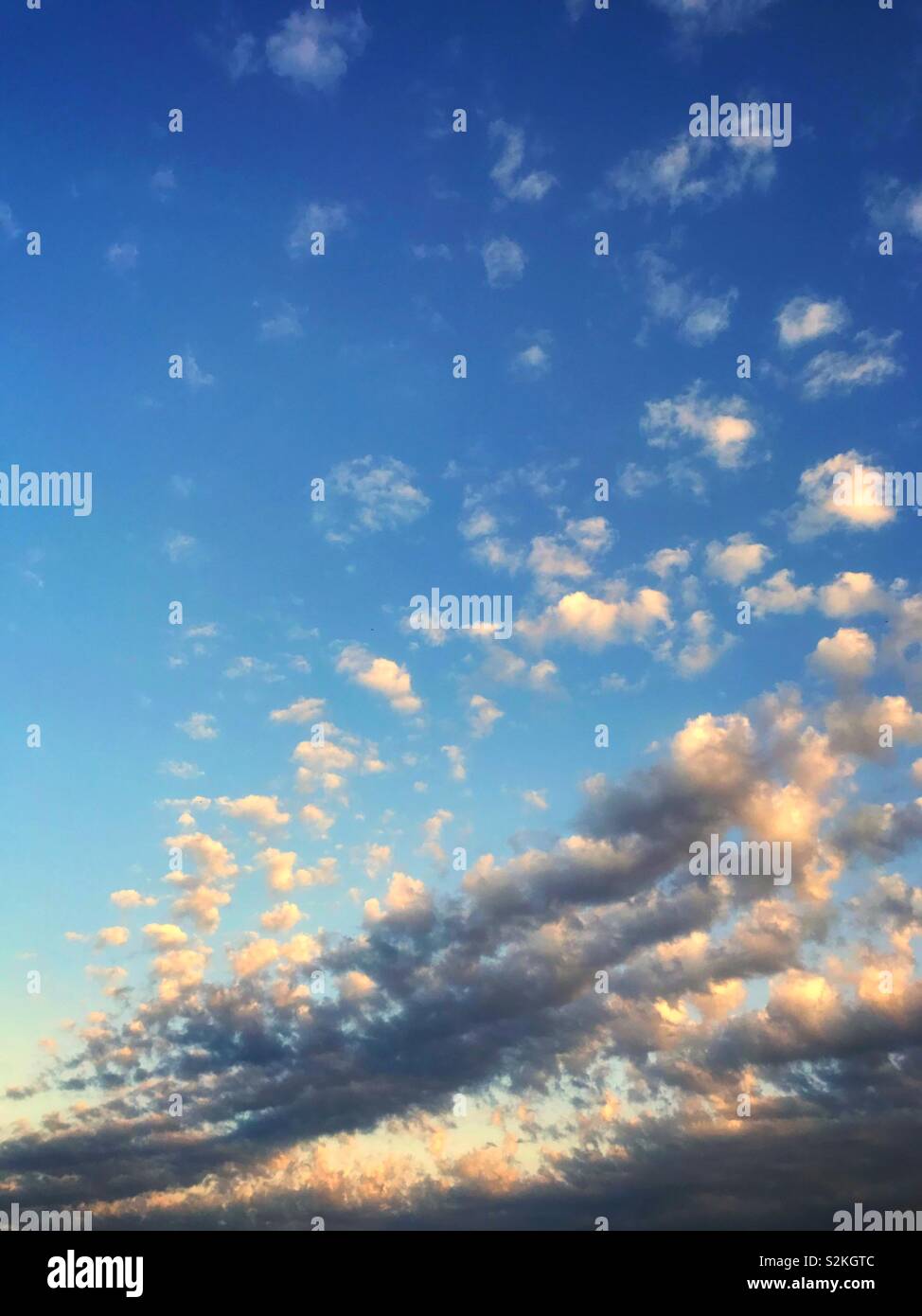 Altocúmulos nubes al atardecer Foto de stock