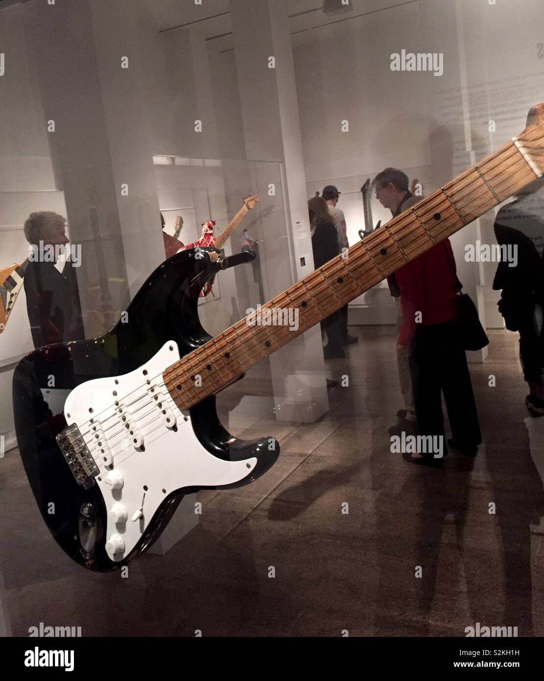 Guitarra Blackie utilizados por Eric Clapton, los instrumentos de rock 'n'  roll, el Metropolitan Museum of Art, Nueva York, EE.UU Fotografía de stock  - Alamy
