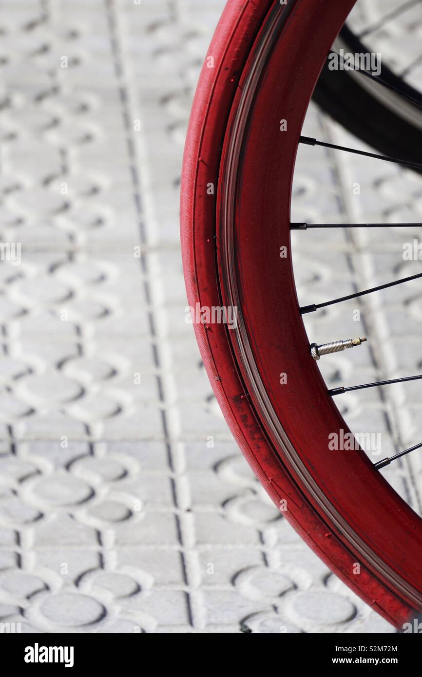 Bicicleta Roja De Tres Ruedas Para Niños En La Calle. Fotos