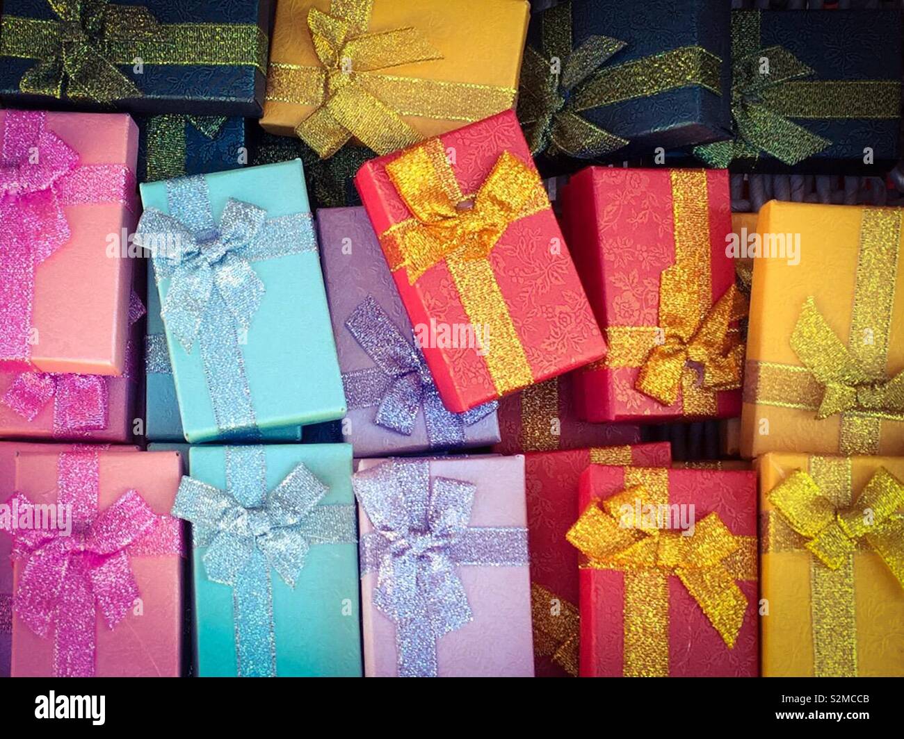 Pequeños paquetes de regalo con cintas Foto de stock