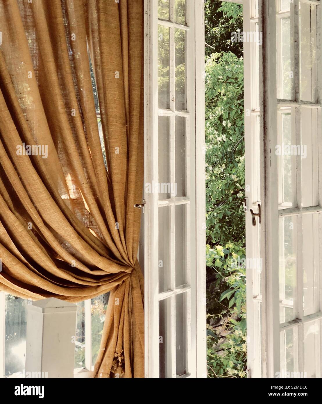Cilios Sobretodo reserva En la primavera Sunporch con cortinas de arpillera Fotografía de stock -  Alamy
