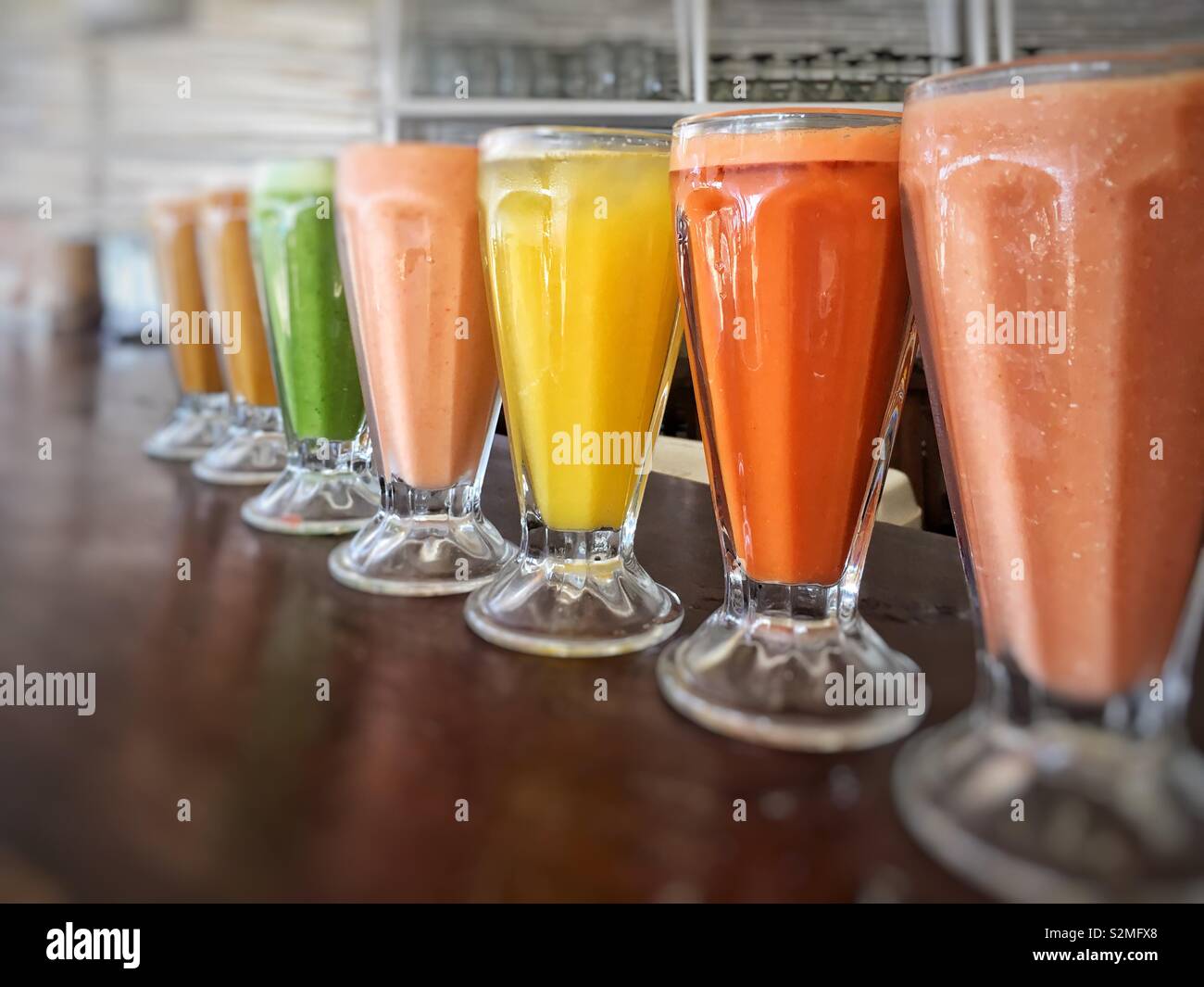 Batidos y zumos frescos en juice bar cafe en México sobre el mostrador  Fotografía de stock - Alamy