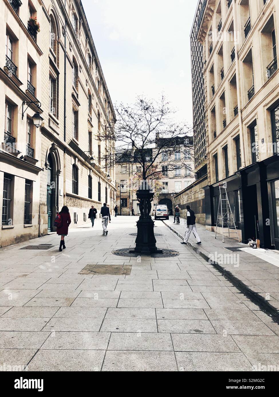 Revestido de piedra en la calle Paris Foto de stock